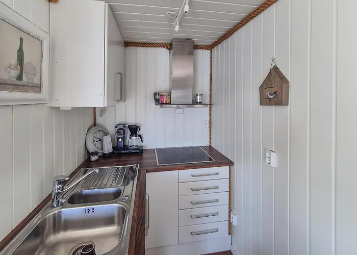 Дом отдыха Lovely In With Sauna Mosterhamn